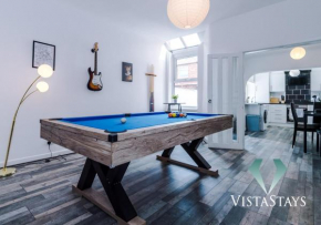 Modern Central 3 Bed with Pool Table and Parking